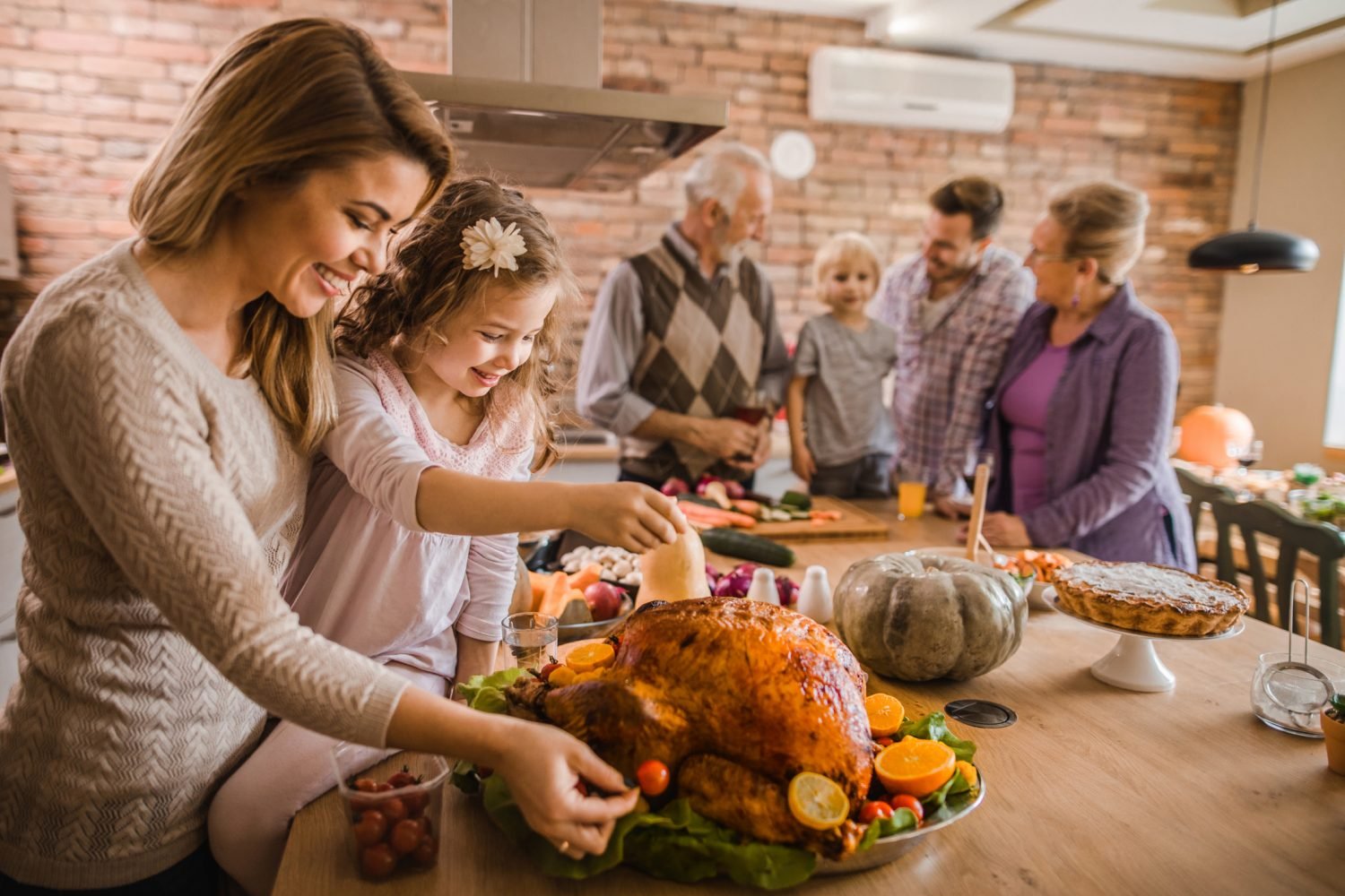 Прожить ужин. День Благодарения – Thanksgiving. Thanksgiving Day день Благодарения. Большая семья за праздничным столом. Американская семья за столом.